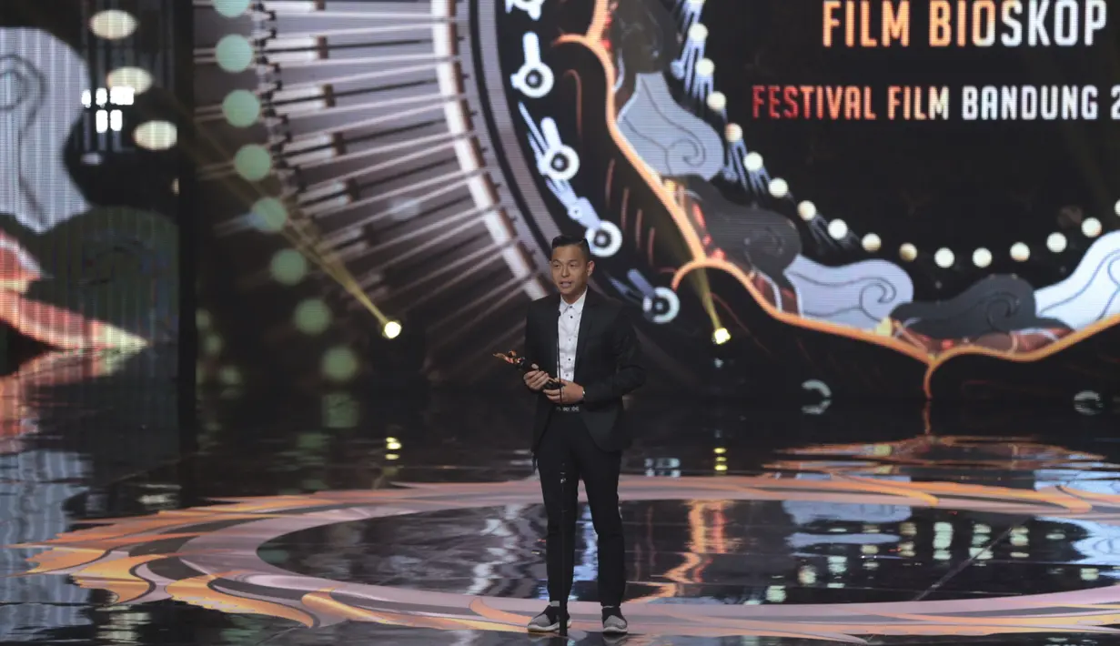 Dalam ajang FFB 2017 yang diselenggarakan pada Minggu (22/10/2017) di dari Studio 6, Emtek, Jakarta Barat. Nama Ernest Prakasa lahir sebagai pemenang dalam kategori Penulis Skenario Terpuji di film Cek Toko  Sebelah. (Deki Prayoga/Bintang.com)