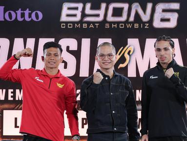 Petarung Indonesia, Ronal Siahaan bersama petarung Malaysia, Putra Abdullah, foto bersama saat jumpa pers Byon Combat Showbiz Vol. 6: Indonesia vs Malaysia II di Tennis Indoor Senayan, Jakarta, Jumat (21/11/2025). (Bola.com/M Iqbal Ichsan)