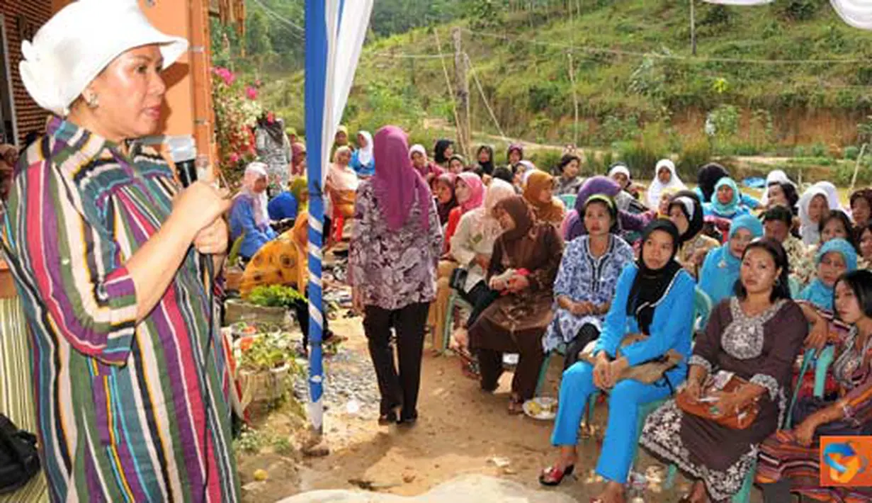 Citizen6, Lampung: Ketua Tim Penggerak PKK, Ny.Hasiah Basri, memberikan pembinaan kepada para kader dari berbagai kampung yang ada di Kecamatan Tulang Bawang tengah. Kegiatan ini berlangsung di Kampung Panaragan Jaya, Rabu sore (27/4). (Pengirim: Jerry)