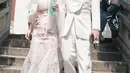 Sepasang calon pengantin bersiap untuk pemotretan foto pranikah di Paviliun Qingchuan, Wuhan, Provinsi Hubei, China tengah, pada 12 April 2020. Warga Wuhan kembali melakukan persiapan pernikahan setelah meredanya pandemi corona Covid-19. (Xinhua/Wang Yuguo)