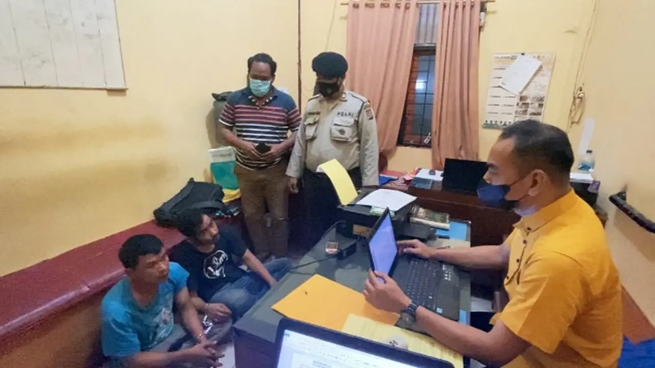 Dua jambret yang sebelumnya ditabrak polisi Tenayan Raya, Pekanbaru, usai mengambil telepon warga.
