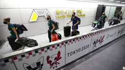 Pemain timnas softball Australia tiba di Bandara Internasional Narita, Jepang, Selasa (1/6/2021). Timnas softball Australia termasuk di antara yang paling awal datang untuk Olimpiade Tokyo. (Issei Kato/Pool Photo via AP)