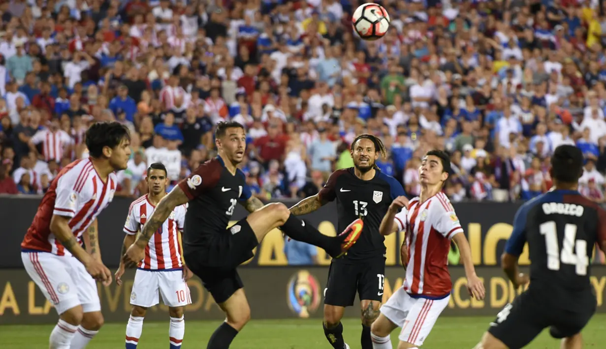 Perebutan bola antara pemain AS dan pemain Paraguay dalam laga Grup A Copa America Centenario 2016 di Stadion Lincoln Financial Field, Philadelphia, AS, Minggu (12/6/2016) WIB. (AFP/Don Emmert)