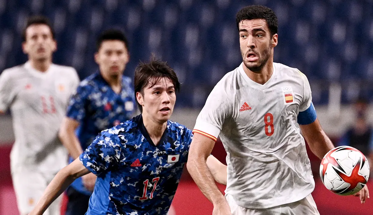 Di awal babak pertama Spanyol lebih menguasai jalannya permainan. Peluang pertama Spanyol didapat pada menit ke-10 melalui Mikel Merino yang melepaskan tendangan dari dalam kotak penalti. Sayang, tendangannya masih dapat diblok pemain belakang Jepang. (Foto: AFP/Anne-Christine Poujoulat)