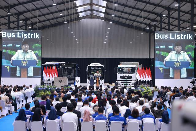 Presiden Prabowo resmikan pabrik perakitan kendaraan komersial berbasis listrik. (Foto: Bakom RI)