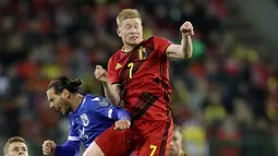 Gelandang timnas Belgia, Kevin De Bruyne, melompat saat berebut bola dengan pemain Siprus, Christos Wheeler pada laga Grup I Kualifikasi Piala Eropa 2020 di Cardiff City Stadium, Selasa (19/11/2019). Timnas Belgia memetik kemenangan telak dengan skor 6-1 kala menjamu Siprus. (AP/Francisco Seco)