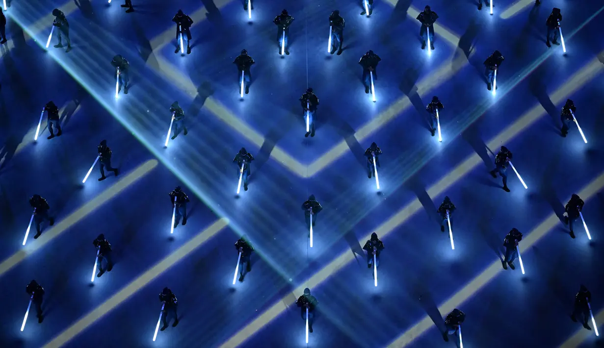 <p>Penampilan dari sejumlah penari saat upacara pembukaan Piala Dunia 2022 di Stadion Al-Bayt, Qatar, Minggu (20/11/2022). (AFP/Kirill Kudryavtsev)</p>