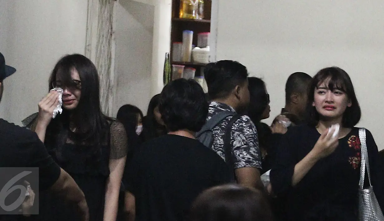 Suasana haru menyelimuti sejumlah member grup idola JKT48 saat melayat ke kediaman almarhum Inao Jiro, di Kota Tangerang Selatan, Rabu (22/3). Mereka datang kompak mengenakan baju berwarna serba hitam. (Liputan6.com/Herman Zakharia)