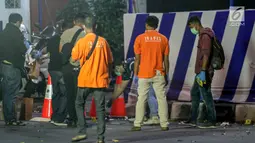 Petugas Inafis melakukan olah TKP di lokasi ledakan bom di Pos Polisi Pantau, Bundaran Kartasura, Sukoharjo Selasa (4/6/2019). Bom bunuh diri terjadi pada Senin pukul 22.30 WIB yang mengakibatkan pelaku aksi teror kritis dan tujuh polisi selamat. (Liputan6.com/Fajar Abrori)