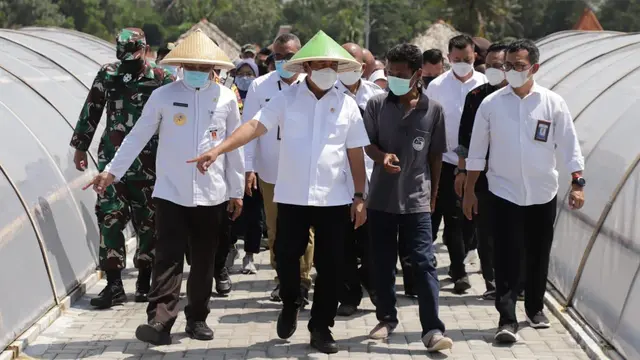 Menteri Kelautan dan Perikanan Sakti Wahyu Trenggono saat mengunjungi kampung garam