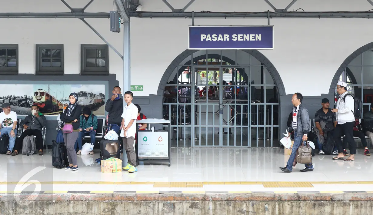 Calon penumpang menunggu kereta di Stasiun Senen, Jakarta, Sabtu (24/12). PT Kereta Api Indonesia telah memberangkatkan 21806 penumpang perhari ini saat libur Natal 2016 dan Tahun Baru 2017. (Liputan6.com/Herman Zakharia)