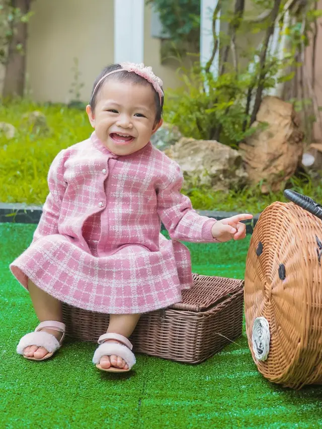Bikin Gemas, Ini 6 Potret Alinea Putri Raditya Dika Saat Pakai Bandana Hingga Hijab