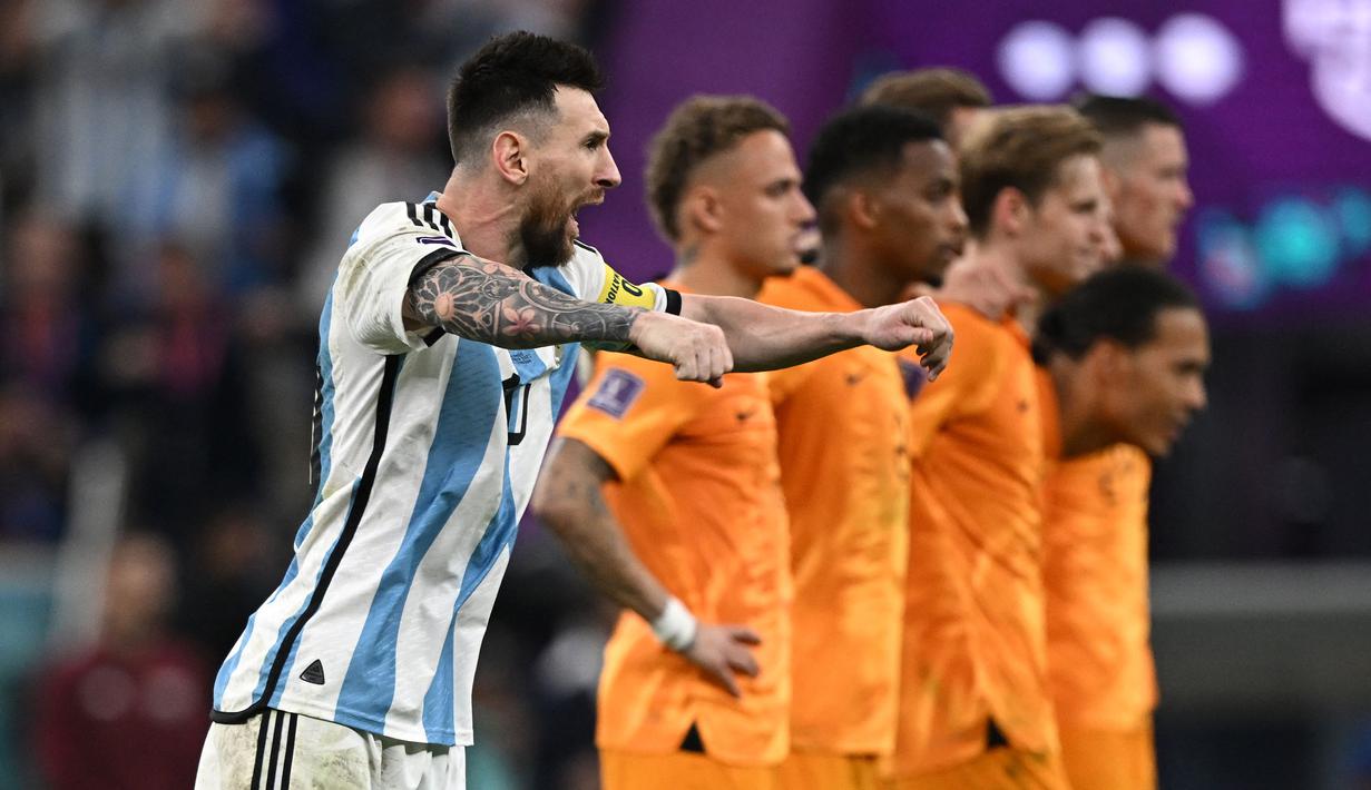 Pemain Argentina, Lionel Messi merayakan kemenangan timnya setelah berhasil mengalahkan Belanda saat babak adu penalti pada perempat final Piala Dunia 2022 yang berlangsung di Stadion Lusail, Jumat (09/12/2022) waktu setempat. Laga yang awalnya imbang 2-2 hingga extratime 2x15 menit, dimenangkan oleh Argentina pada babak adu penalti dengan skor 4-3. (AFP/Paul Ellis)