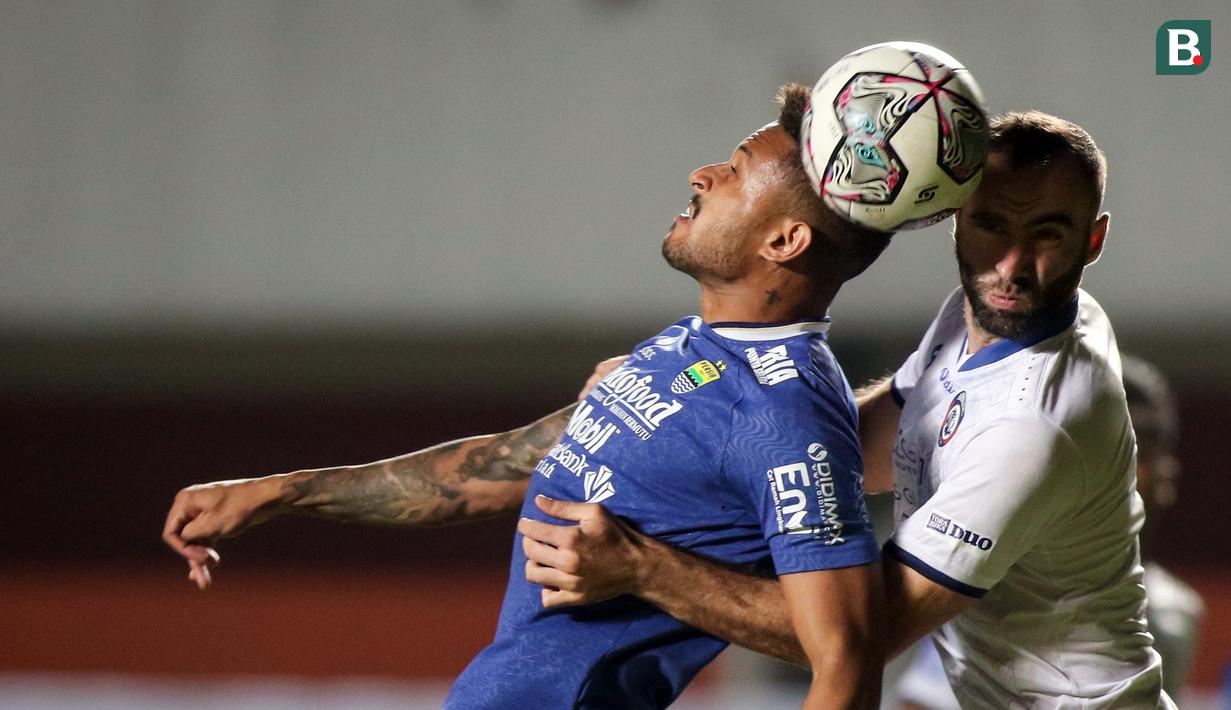 Pertengahan babak kedua, Persib terus mengurung Arema. Namun sejumlah serangan yang dibangun tak ada yang mengarah tajam ke gawang Singo Edan. Wander Luiz yang jadi striker utama seperti mati kutu. (Bola.com/Bagaskara Lazuardi)