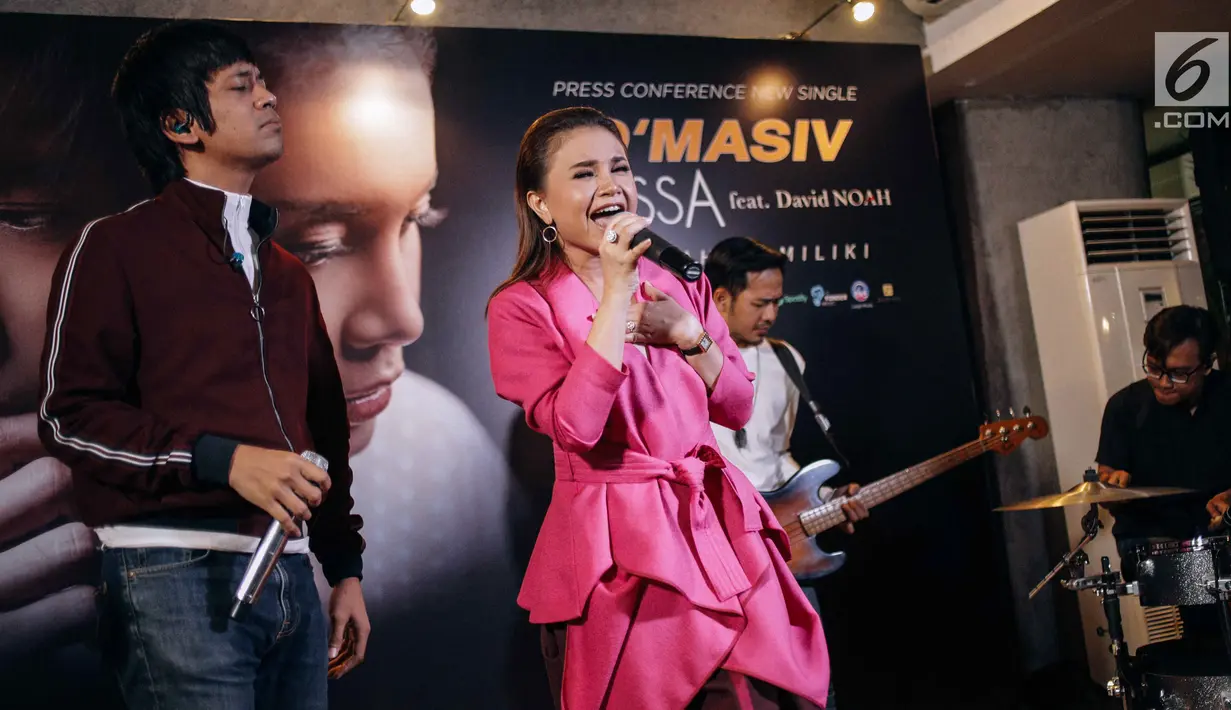 Suasana saat band D'Masiv bersama Rossa dan David NOAH tampil dalam launching single kolaborasi mereka di Jakarta, Senin (5/3). Ketiga musisi tersebut berkolaborasi di lagu terbaru mereka yang berjudul 'Pernah Memiliki'. (Liputan6.com/Faizal Fanani)