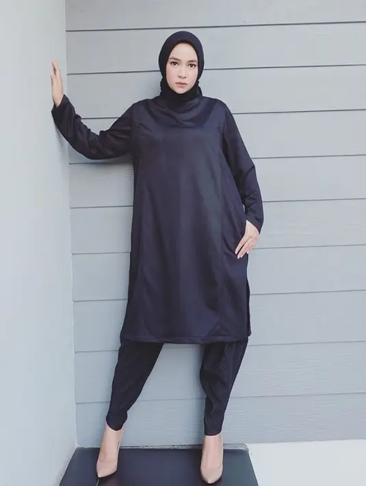 Salah satu OOTD Aryani yang bisa jadi inspirasi para penggemarnya. Memadukan baju oversize serta celana model pegged pants berwarna gelap, dirinya tampil modis. (Liputan6.com/IG/aryanifitriana24)