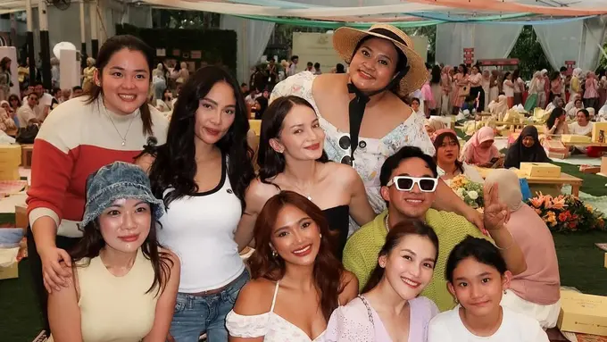 Sederet Artis Hadir di Acara Cake Picnic Hesti Purwadinata. [@lalamarionmj]