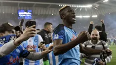 Napoli berhasil meraih juara Liga Italia 2022/2023 pada Jumat (05/05/2023) WIB setelah bermain imbang 1-1 di kandang Udinese. Il Partenopei tak terkejar di puncak klasemen dengan raihan 80 poin dari 33 laga. Ini juga menjadi pelepas dahaga 31 tahun mantan klub Diego Maradona tersebut tanpa gelar Liga Italia. Kesuksesan Luciano Spalletti tak lepas dari penampilan gemilang para pemainnya. Berikut ini 5 pemain yang dianggap jadi kunci sukses Napoli dalam memenangkan Liga Italia 2022/2023. (AFP/Andrea Staccioli)
