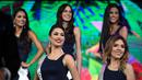 Para kontestan tersenyum di atas catwalk selama gladi resik Miss Venezuela 2019 di Caracas  (30/7/2019). Di 2019, untuk pertama kalinya Miss Venezuela tidak akan menyebutkan ukuran pinggang, pinggul dan dada para kandidat untuk menghindari stereotip gender perempuan. (AFP Photo/Federico Parra)