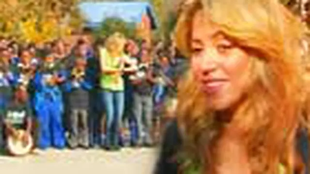 Shakira Semangati Anak Afrika Selatan