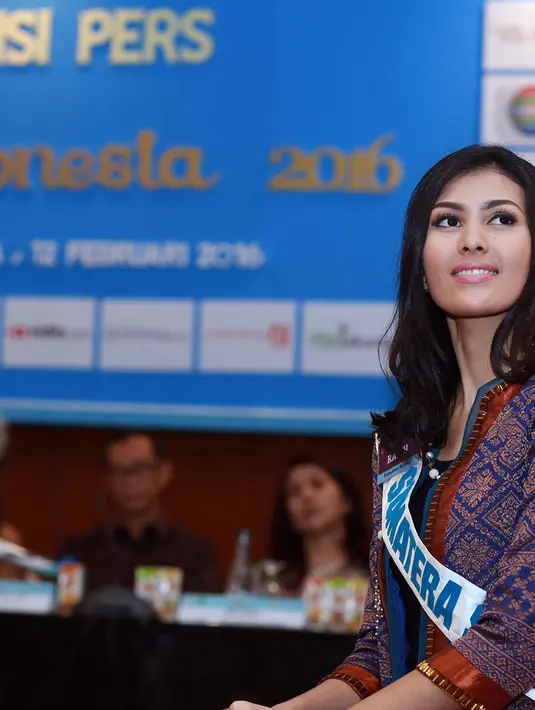 Para finalis Puteri Indonesia datang dari berbagai daerah dan masing-masing dari mereka memperkenalkan diri di depan media serta menunjukkan kekhasan  dari daerah asalnya sendiri. (Deki Prayoga/Bintang.com)