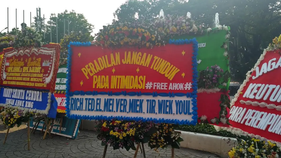 Karangan bunga untuk Ahok di Balai Kota. (Liputan6.com/Ika Defianti)