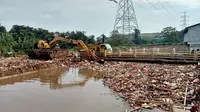 Kali Pesanggrahan Dipenuhi Sampah, DPUPR Kota Depok Lakukan Normalisasi Kali
