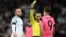 Wayne Rooney (kiri), menerima kartu kuning dari wasit Cuneyt Cakir setelah melanggar Leigh Griffiths dalam laga Grup F Kualifikasi Piala Dunia 2018 di Stadion Wembley, Jumat (11/11/2016) waktu setempat. (Reuters/Dylan Martinez)