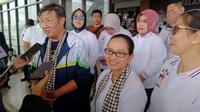 Kajati Jabar Katarina Endang Sarwestri didamping Kajari Garut Helena Oktavianne, selepas pembukaan kejuaraan karate piala Kajati Jabar 2024, di kawasan SOR Adiwijaya, Garut, Jumat (20/24/2024). (Liputan6.com/Jayadi Supriadin)
