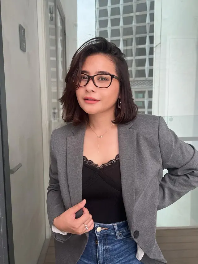 8 Inspirasi Outfit Ngantor dari Prilly Latuconsina Khas Budak Korporat Bertubuh Petit