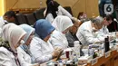 Menteri Ketenagakerjaan Ida Fauziyah berdoa sebelum mengikuti rapat kerja dengan Komisi IX DPR. (Liputan6.com/Faizal Fanani)