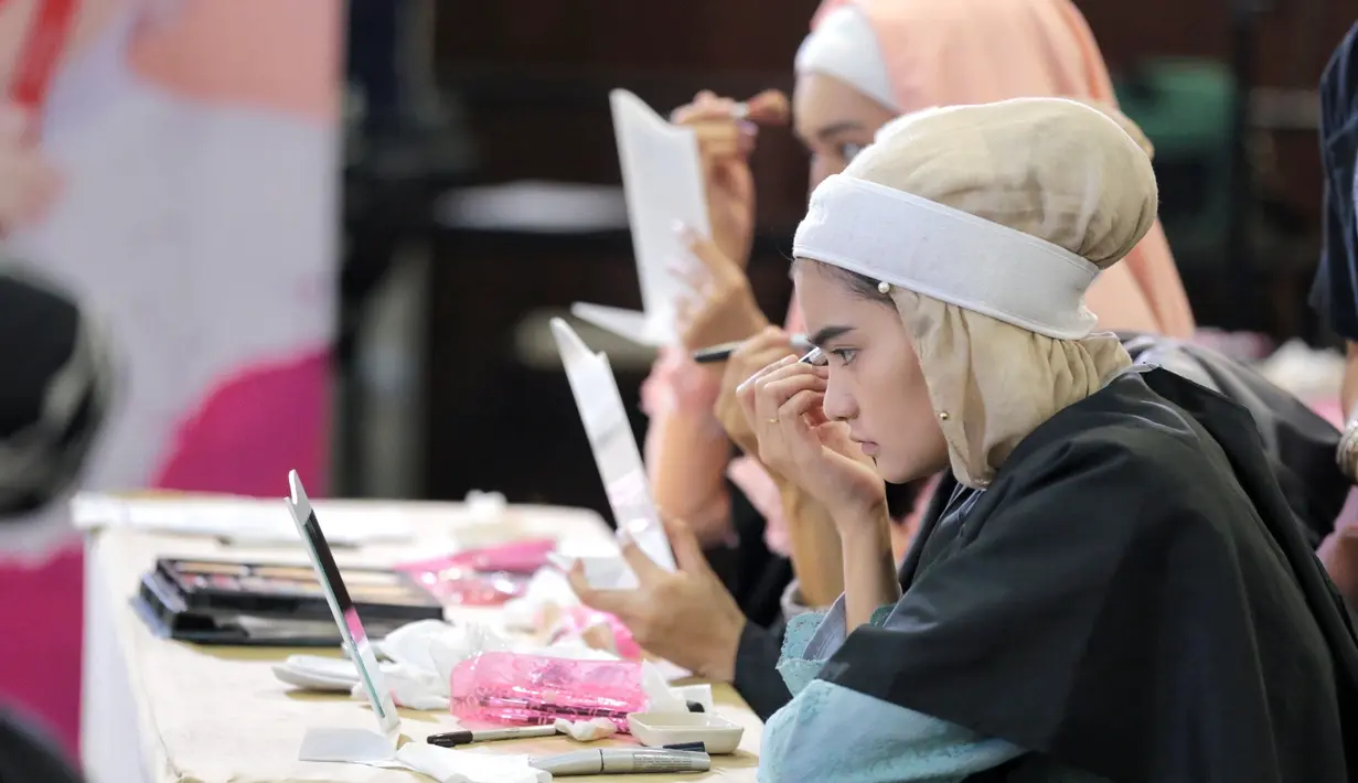 Pembekalan make up untuk wanita muslim berlangsung di ruang Orchid, Hotel Grand Tropic, Jakarta Barat, pada Kamis (4/5/2017). Beberapa teknik diberikan yang disesuaikan dengan jenis kulit dan karakter masing-masing. (Adrian Putra/Bintang.com)