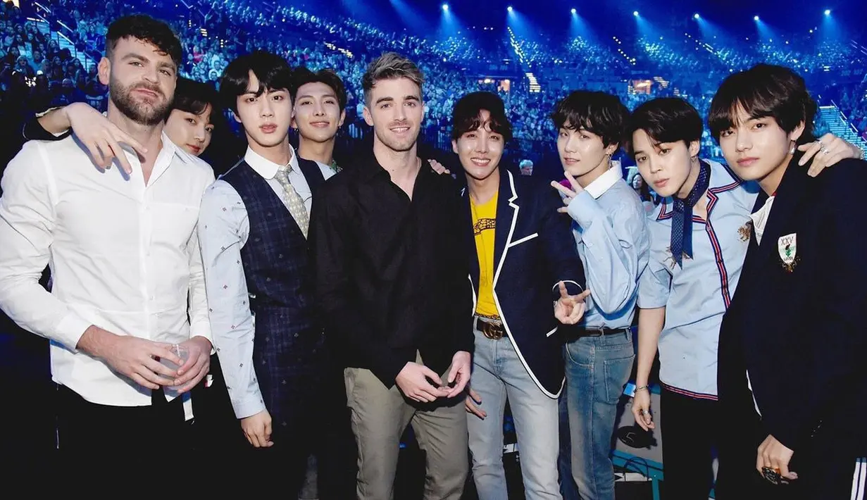 BTS juga terlihat berpose dengan dengan The Chainsmokers. "Selamat untuk album barunya," kicau The Chainsmokers. (Foto: twitter.com/TheChainsmokers)