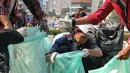 <p>Sejumlah pegiat lingkungan mengumpulkan sampah saat mengikuti Hari Bebas Kendaraan Bermotor (HKBP) atau Car Free Day (CFD) di kawasan Bundaran HI, Jakarta, Minggu (29/10/2023). Kegiatan ini sebagai bentuk kampanye untuk mengajak warga agar peduli terhadap lingkungan dengan cara mengurangi penggunaan plastik. (Liputan6.com/Angga Yuniar)</p>