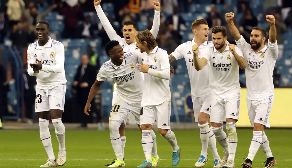 Para pemain Real Madrid merayakan kemenangan atas Valencia dalam pertandingan semifinal Piala Super Spanyol di Stadion Internasional King Fahd di Riyadh, Arab Saudi, Kamis (12/1/2023). Real Madrid menang adu penalti 4-3 (1-1) atas Valencia. (AFP/Giuseppe Cacace)