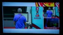 <p>Seorang petugas di dalam ruangan "FIFA VAR Room" Stadion Gelora Bung Tomo, Surabaya, memeriksa kesiapan empat monitor yang akan dimanfaatkan untuk me-review keputusan wasit di pertandingan Piala Dunia U-17 2023. (Bola.com/Bagaskara Lazuardi)</p>