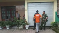 Jajaran TNI dan Polri kini melakukan penjagaan di rumah bomber Gereja Santo Yosep, Ivan, di Kota Medan, Sumatera Utara. (Liputan6.com/Reza Perdana)