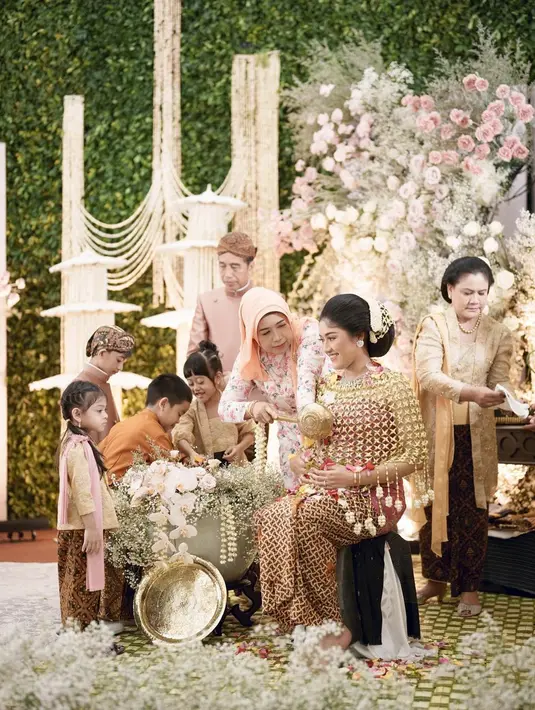 Ibu Negara Iriana Jokowi menyempurnakan penampilan anggun berkebayanya ini dengan anting, kalung, dan cincin emas yang serasi, menambah kesan mewah, namun tak berlebihan. [Foto: Instagram/erinagudono]