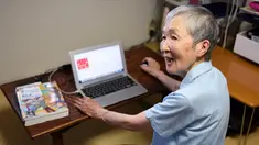 Masako Wakamiya (82) menggunakan laptop di rumahnya daerah Fujisawa, Prefektur Kanagawa, Jepang, 13 Juli 2017. Wakamiya kini menyandang predikat sebagai pengembang atau developer aplikasi berusia paling tua di raksasa gadget Apple. (Kazuhiro NOGI/AFP)