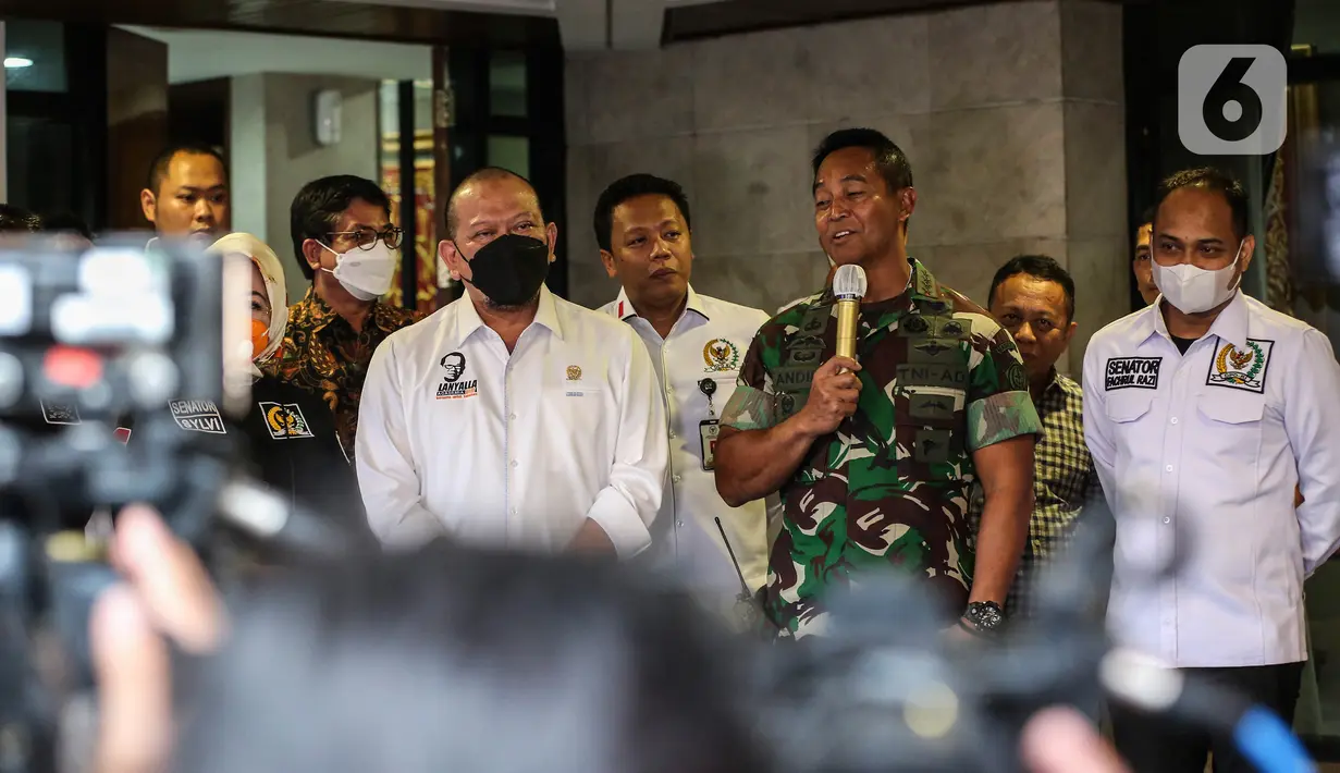 Panglima TNI Jenderal TNI Andika Perkasa memberikan keterangan kepada awak media saat menyambangi rumah dinas Ketua DPD RI AA LaNyalla Mahmud Mattaliti di kawasan Kuningan, Jakarta Selatan, Rabu (24/11/2021). (Liputan6.com/Johan Tallo)