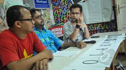 Aktivis Sapu Koruptor, Ghifari (kanan) bersama Koordinator Kontras, Haris Azhar saat memberikan pernyataan sikap menolak pencalonan Budi Gunawan sebagai Wakapolri maupun Kepala BIN di Kantor Kontras, Jakarta, Selasa (21/4). (Liputan6.com/Faizal Fanani)