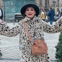 Gaya pelantun Gelas-Gelas Kaca saat liburan di luar negeri juga curi perhatian. Ia juga kerap tampil energik saat tengah berlibur. (Liputan6.com/IG/@niadaniatynew)