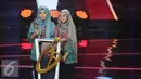 Pemenang Kategori Anak Muda Inspiratif, Muhtaza-Anjani memberikan keterangan dalam ajang Liputan6 Awards 2016 SCTV di Jakarta, Kamis (26/5/2016). Muhtaza-Anjani mampu membuat Kulkas tanpa listrik atau Green Refrigerant Box. (Liputan6.com/Herman Zakharia)