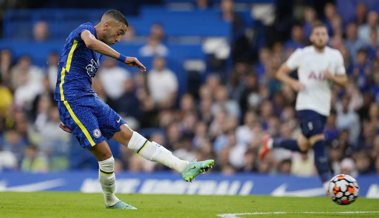 Gelandang Chelsea, Hakim Ziyech melepaskan tendangan yang berbuah gol pertama timnya ke gawang Tottenham Hotspur dalam laga uji coba pramusim 2021/2022 di Stamford Bridge, London, Rabu (4/8/2021). Chelsea bermain imbang 2-2 dengan Tottenham. (Foto: AP/Matt Dunham)