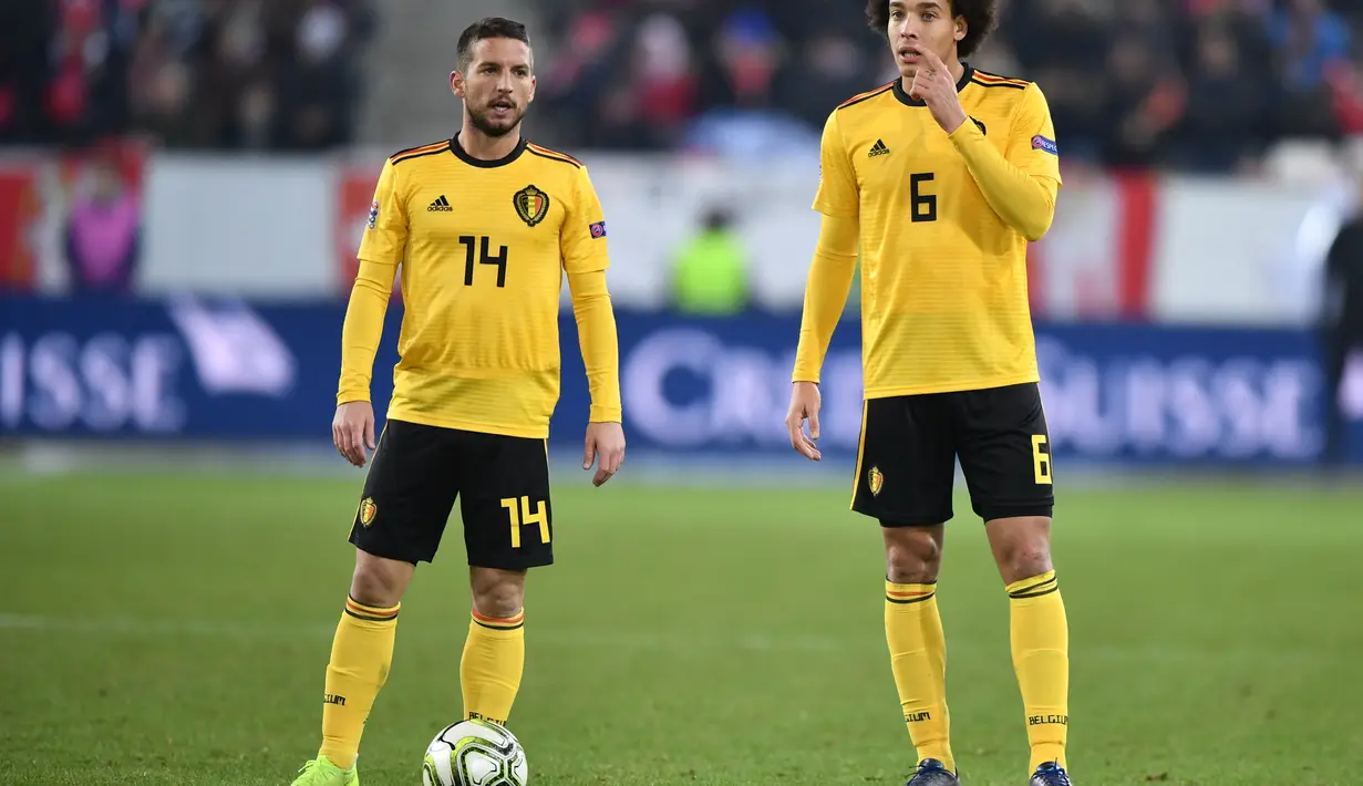 Ekspresi pemain timnas Belgia, Dries Mertens dan Axel Witsel saat melawan tuan rumah Swiss pada laga Nations League yang berlangsung di stadion Swissporarena, Senin (19/11). Timnas Belgia kalah 2-5. (AFP/Fabrice Coffrini)