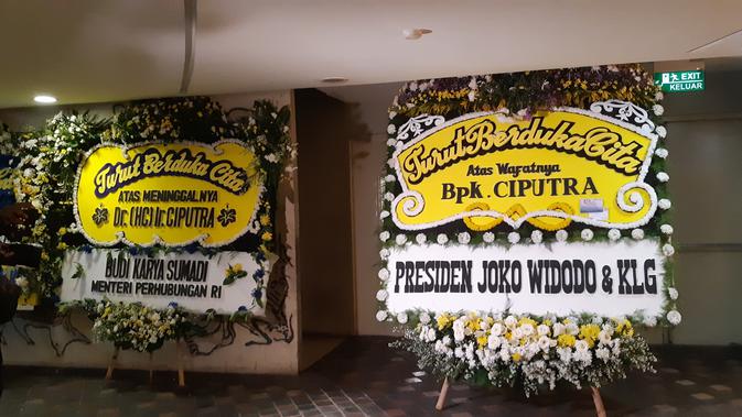 Karangan bunga tanda duka cita meninggalnya pengusaha Ciputra di  Artepreneur Ciputra Word 1, Kuningan Jakarta. Merdeka.com/Dwi Aditya