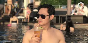 Belum banyak yang tahu tentang sosok Angga Wijaya yang kabarnya baru menikah dengan Dewi Perssik. Angga adalan manajer Depe dan ini posenya yang bikin cewek geregetan.