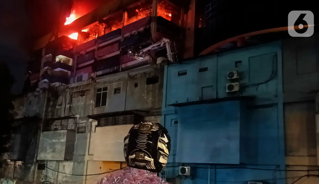 Hingga Kamis (16/1/2025) dini hari, upaya pemadaman masih terus dilakukan. (Liputan6.com/Herman Zakharia)