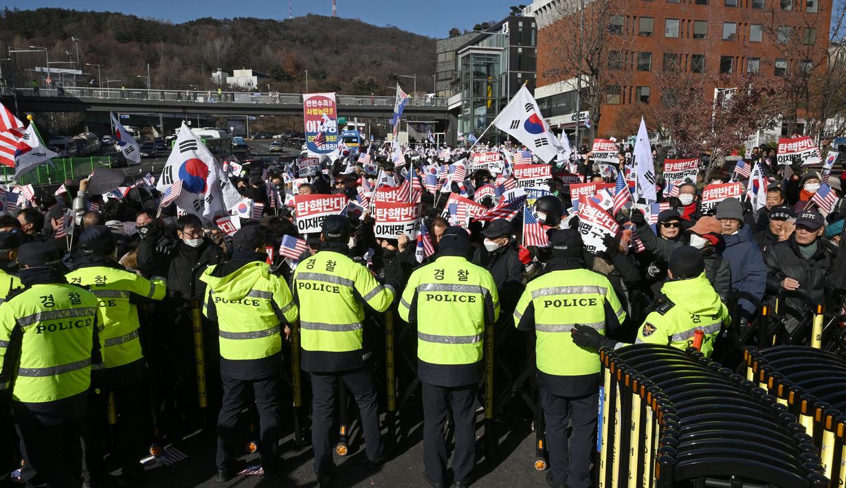 Penyidik yang menyelidiki Yoon Suk Yeol terkait deklarasi darurat militer mengajukan surat perintah tersebut setelah dia gagal memenuhi panggilan pemeriksaan untuk ketiga kalinya pada Senin (30/12/2024). (JUNG YEON-JE/AFP)