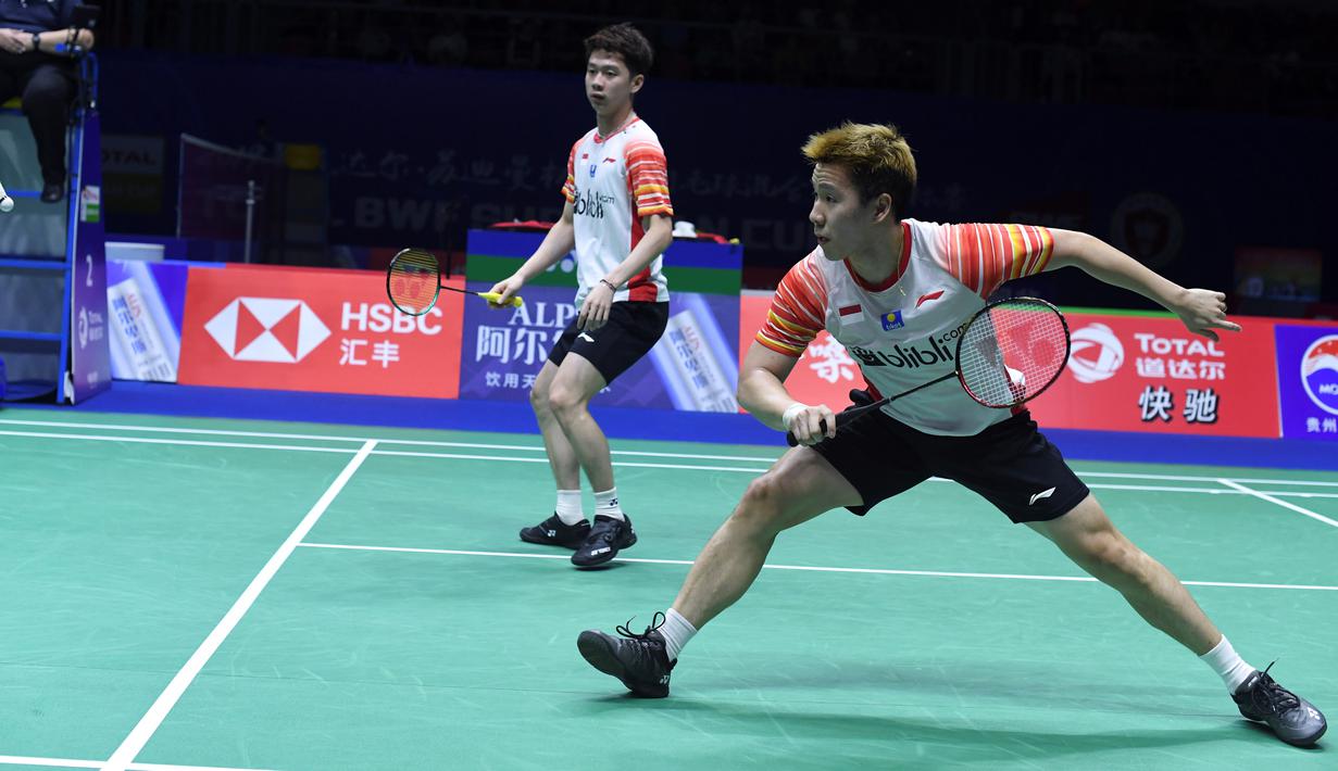 Ganda putra Indonesia, Marcus Gideon dan Kevin Sanjaya mengembalikan kok ke arah Lee Yang dan Wang Chi-Lin (Chinese Taipei) pada babak perempat final Piala Sudirman 2019 di Nanning, China, Jumat (24/5/2019). Indonesia mengungguli Chinese Taipei 1-0 di perempat final Piala Sudirman. (WANG ZHAO/AFP)